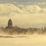 В холодное зимнее утро церковь острова Суоменлинна обрамлена морским туманом Фото: Niklas Sjöblom